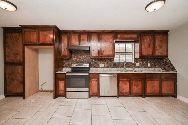 Building Photo - 15723 Creekhaven Dr