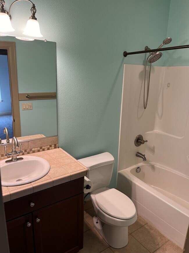 Guest bathroom - 35536 Jakobi St