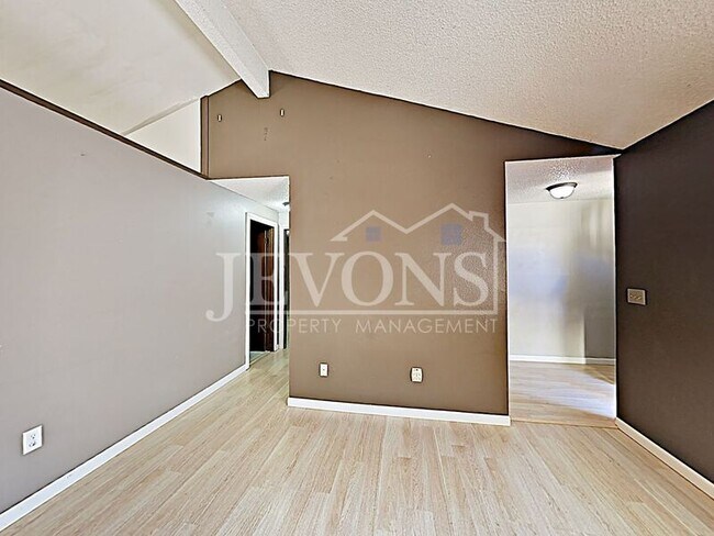 Building Photo - 151 Vista Ln
