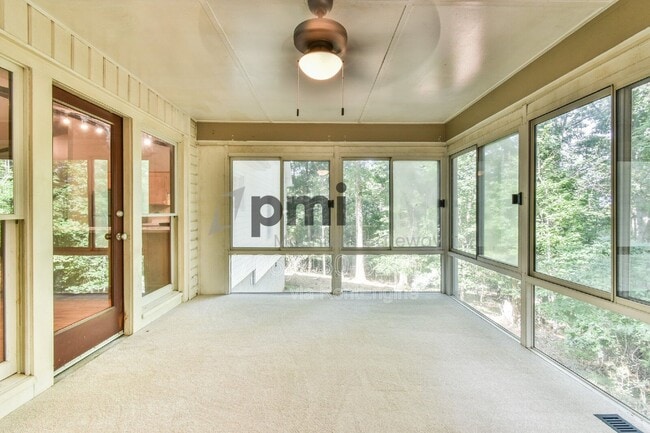 Building Photo - 135 Beacon Hl Dr