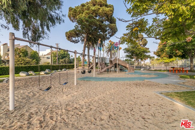 Building Photo - 721 Cedar St