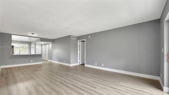 Building Photo - 3571 Inverrary Dr