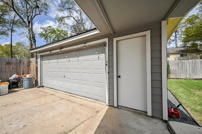 Building Photo - 5506 Pebble Springs Dr