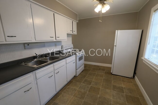 Building Photo - 2 Bedroom 1 Bath House