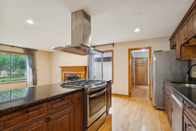 Building Photo - 1410 Fairfax Ln