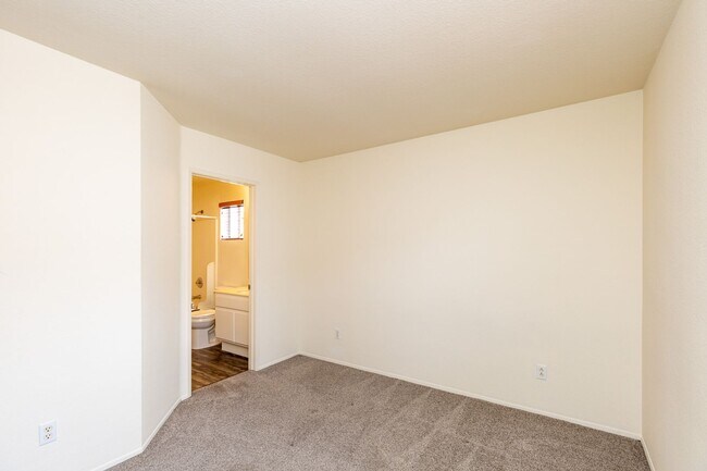 Building Photo - 2 Bedroom Townhome in Scripps Ranch