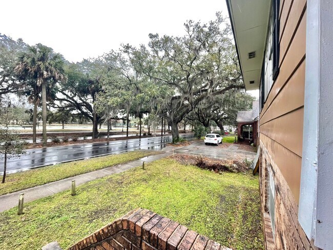 Building Photo - Charming 1 bedroom 1 Bathroom across from Daffin Park