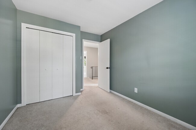 Building Photo - 1615 Colonial Way
