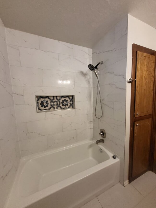 Building Photo - (3) Bed/(2) Bath in Southern Hills w/ (2) Living Areas and Storm Shelter!