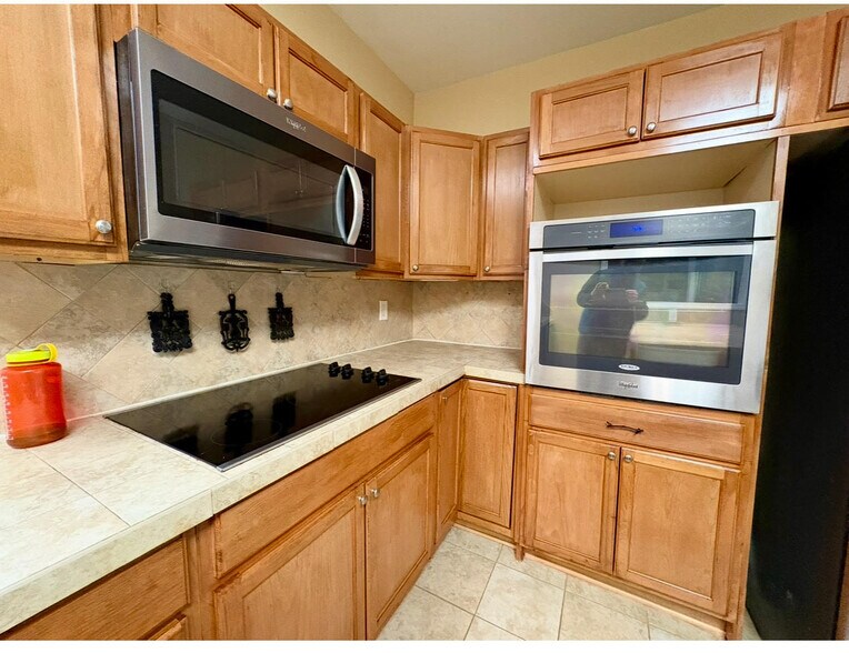 Building Photo - 51 Church St