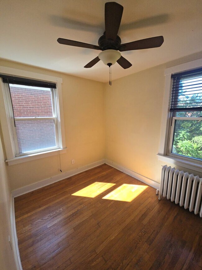 Building Photo - Spacious 3-Bedroom Home w/ Parking & Centr...