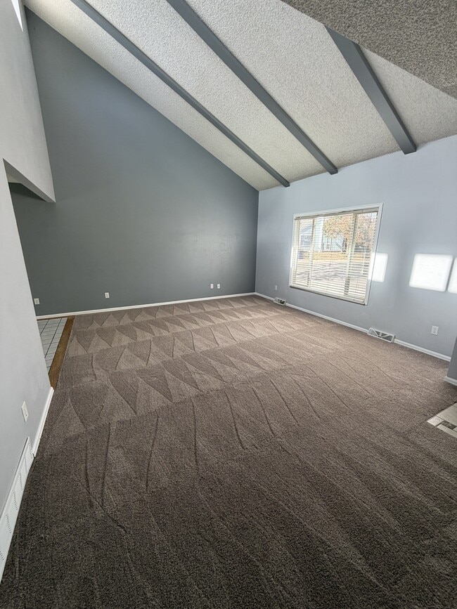 Building Photo - 5025 E Weaver Ave