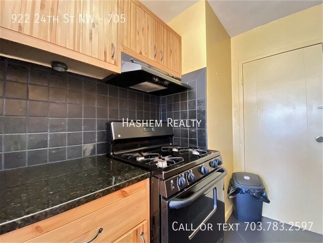 Building Photo - 922 24th St NW