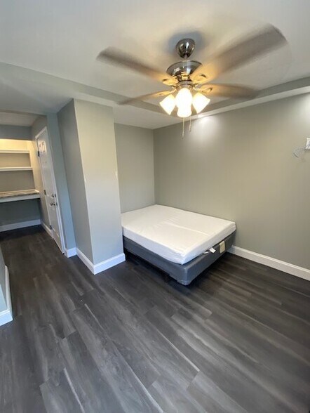 Building Photo - 102 Ashworth Plz