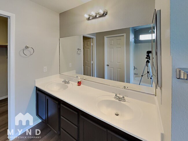 Building Photo - 1527 Cane Hill Dr