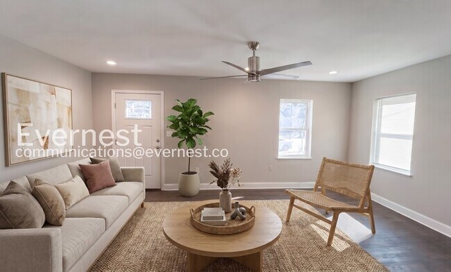Building Photo - 3 Bed/2 Bath Home with In-Unit Laundry / Vouchers Accepted / Available Now!