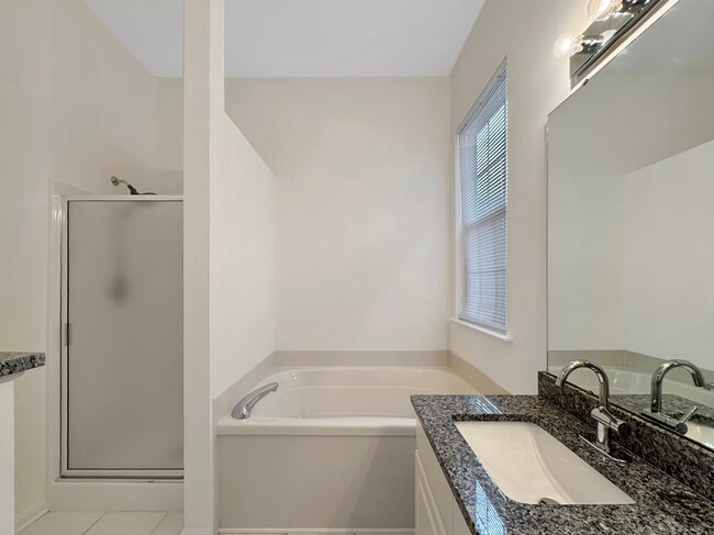 Building Photo - 4333 Oakwood Cir