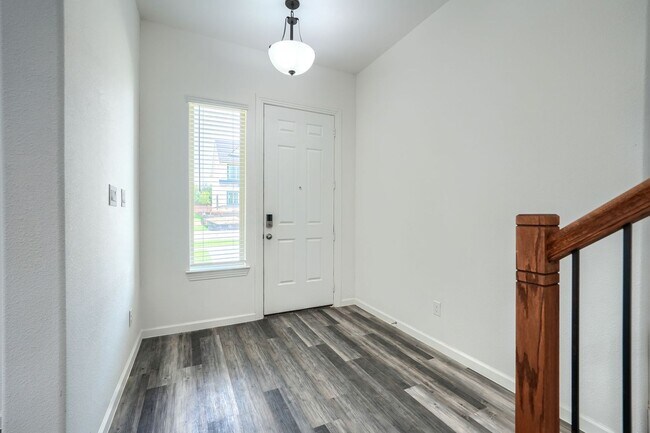 Building Photo - 4 Bed and 2.5 Bath Luxurious Townhome in Frisco!