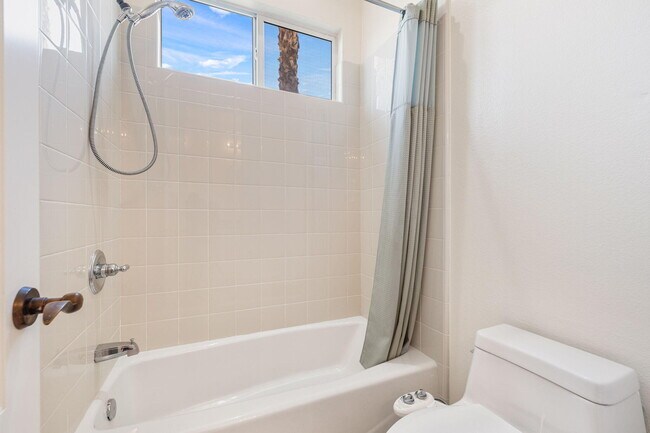 Building Photo - 145 Bellini Way