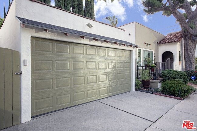 Building Photo - 953 N Martel Ave