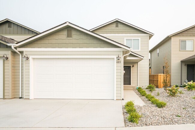 Building Photo - Fantastic 3-Bed, 2.5 Bath with 2-car garage!
