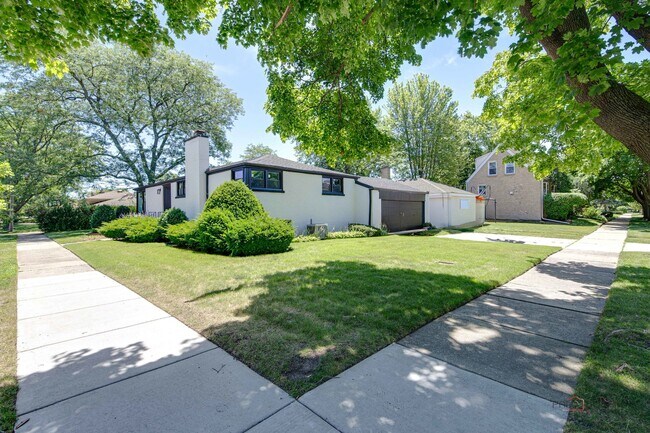 Building Photo - 4021 W Estes Ave