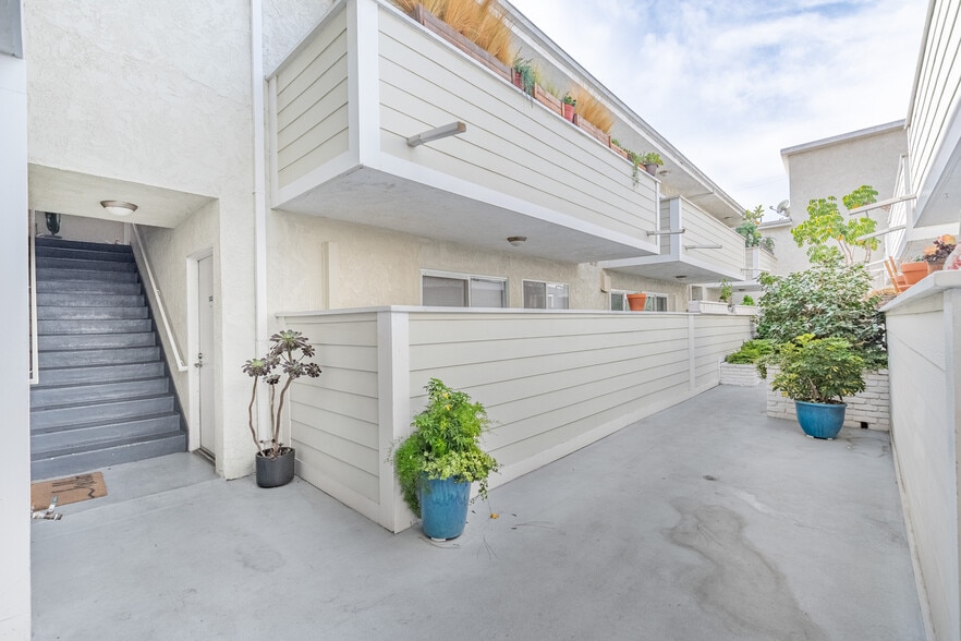 Building Photo - 1535 Granville Ave