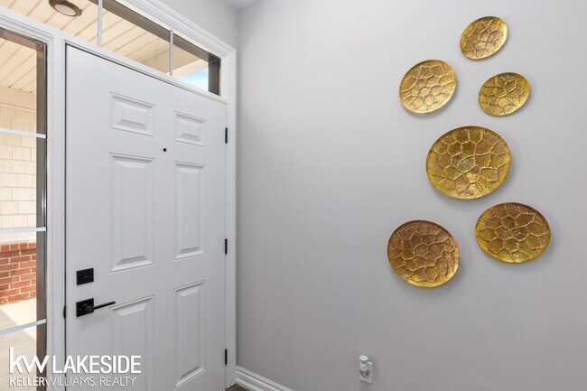 Building Photo - 8505 Valley Dr