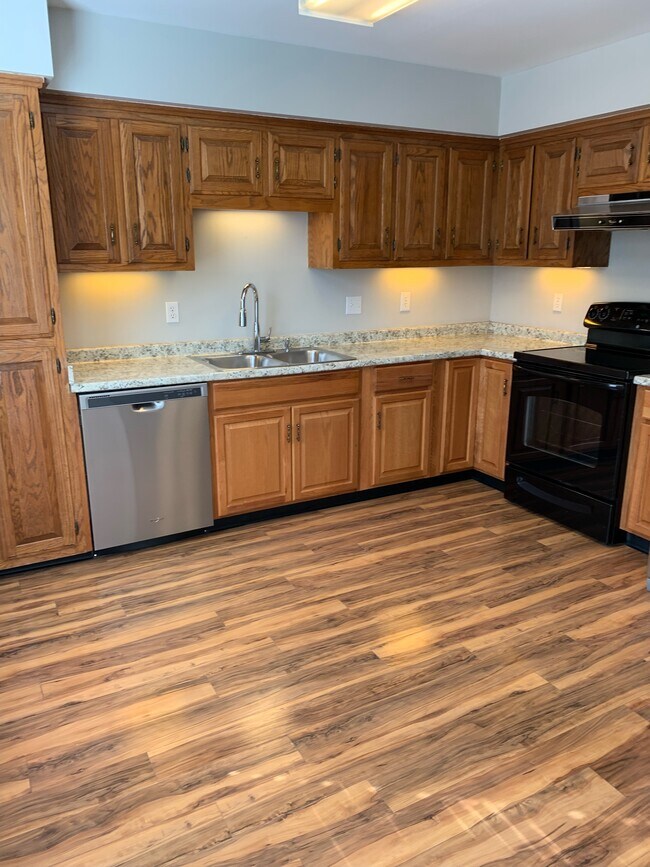 Building Photo - 830 Brentwood Pointe