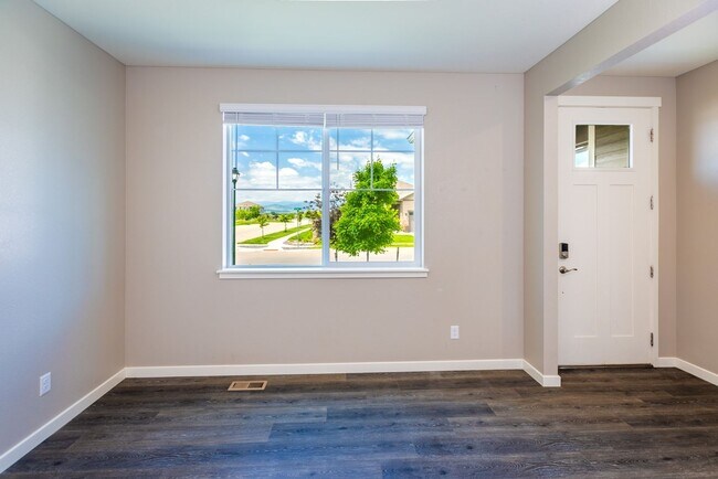 Building Photo - Stunning 4BR House in Berthoud
