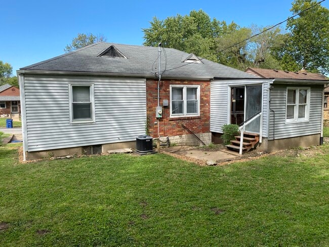 Building Photo - 226 Henquin Dr