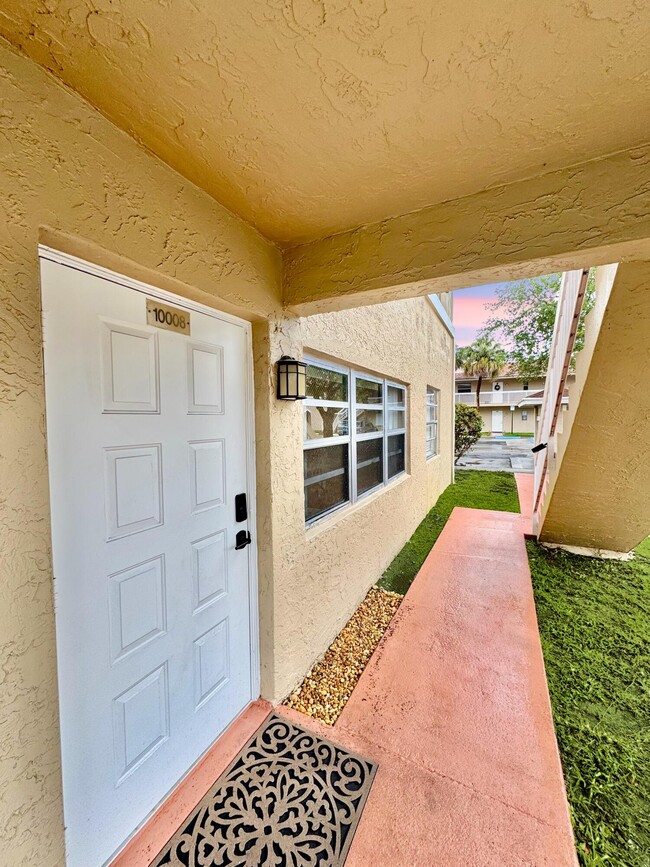 Building Photo - 10008 Twin Lakes Dr