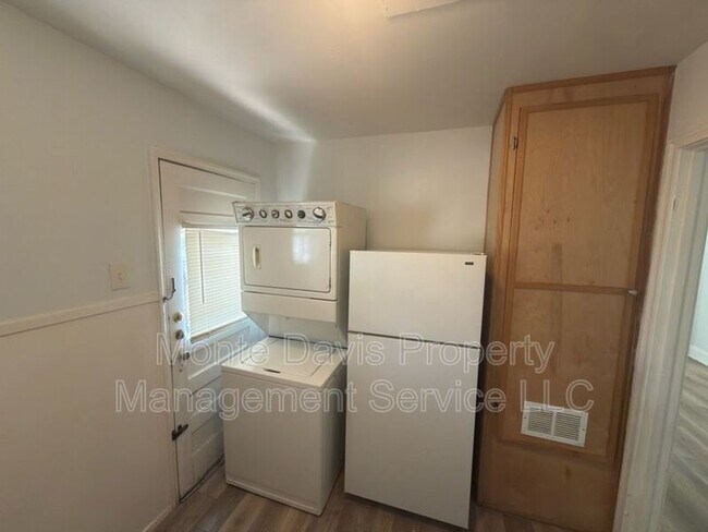 Building Photo - 3300 Robinson Ave