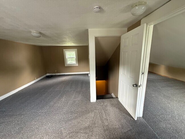 Building Photo - Three bedroom one bathroom home for rent