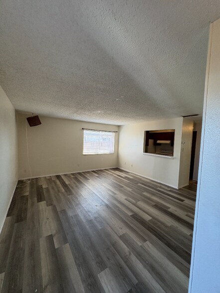 Building Photo - 321 Easy St