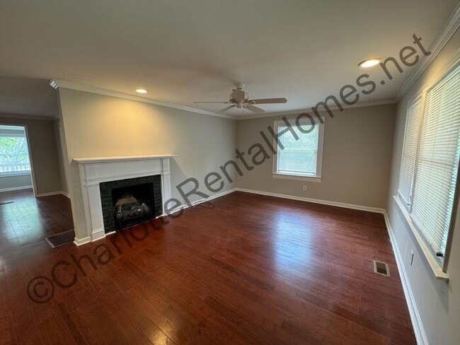 Building Photo - Nice 2 bedroom 2 bath home with large deta...