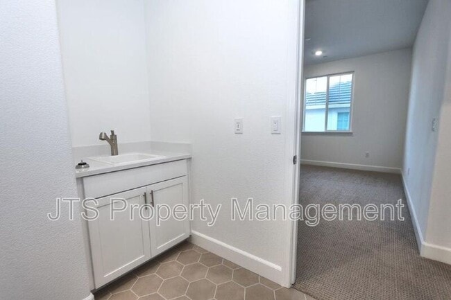 Building Photo - 3349 Hedgerow Ct