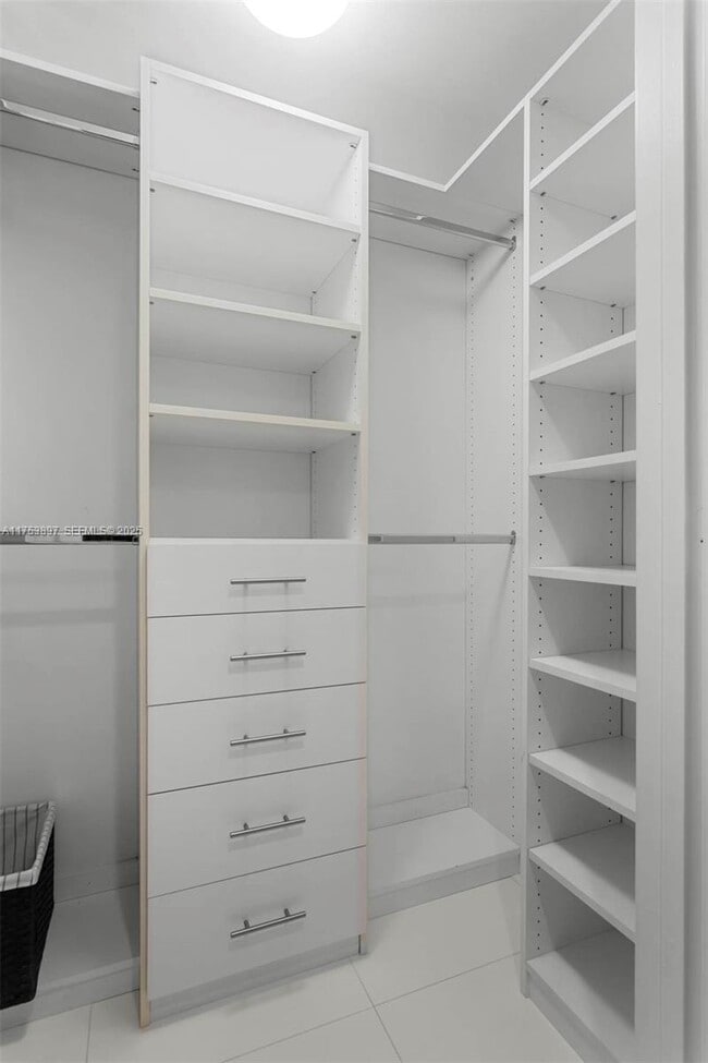 Building Photo - 495 Brickell Ave