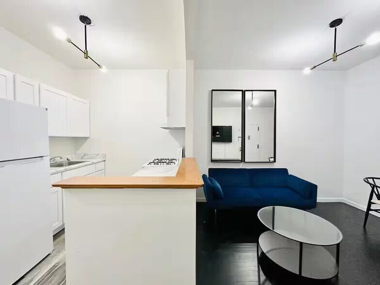 Building Photo - HUGE Room, 3 blocks to Prospect Park, HDTV #471