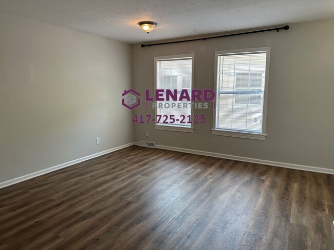 Building Photo - Spacious Home Ready For Move In!