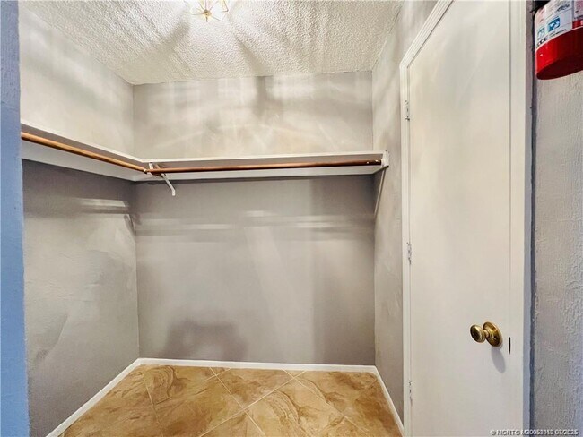 Building Photo - 11000 S Ocean Dr