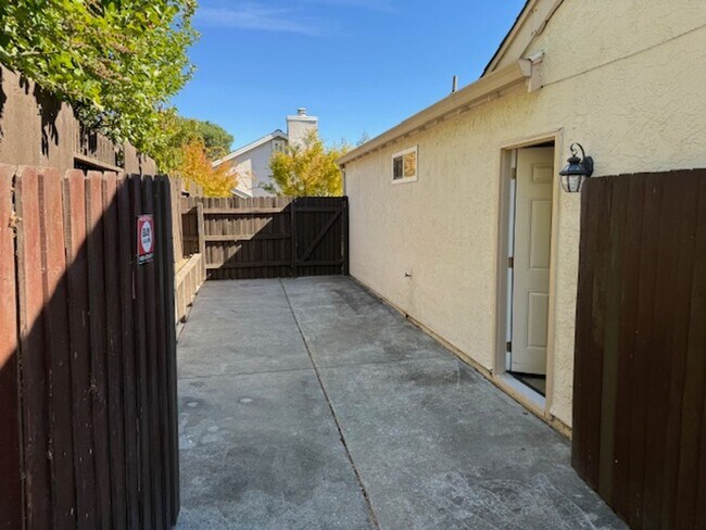 Building Photo - 512 Toyon Pl