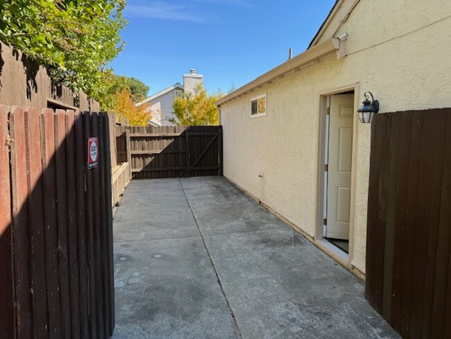 Building Photo - Beautiful 3-Bedroom Benicia Home