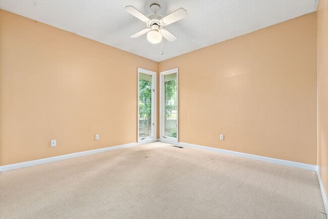 Building Photo - 4Bed/2Bath Available!