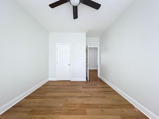 Building Photo - 1/1 in Central Lakeland with a great side ...