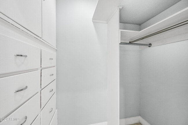 Building Photo - 1850 W Glenrosa Ave