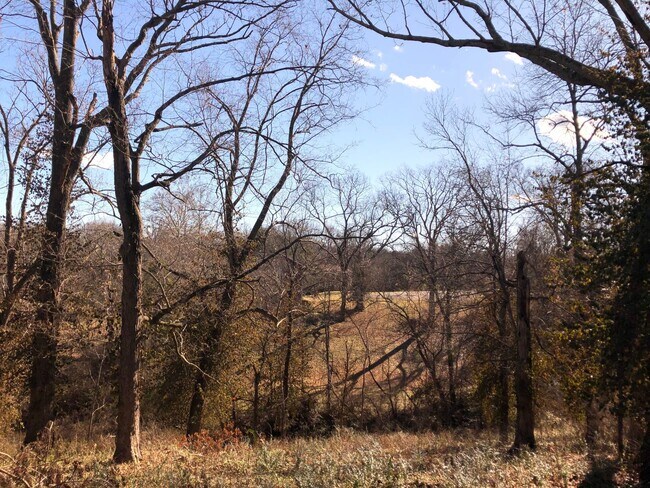 Building Photo - Charming single-level ranch home offers 4 bedrooms and 2 bathrooms in Brentwood