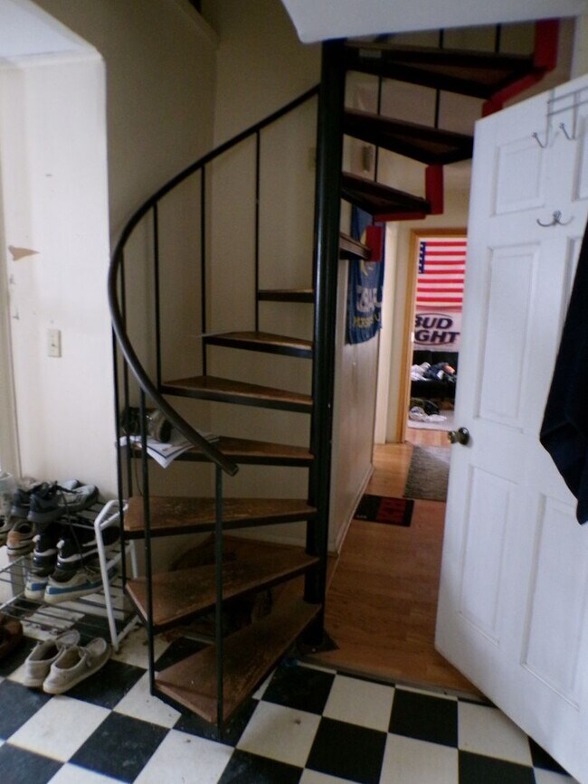 Building Photo - 205 Main St