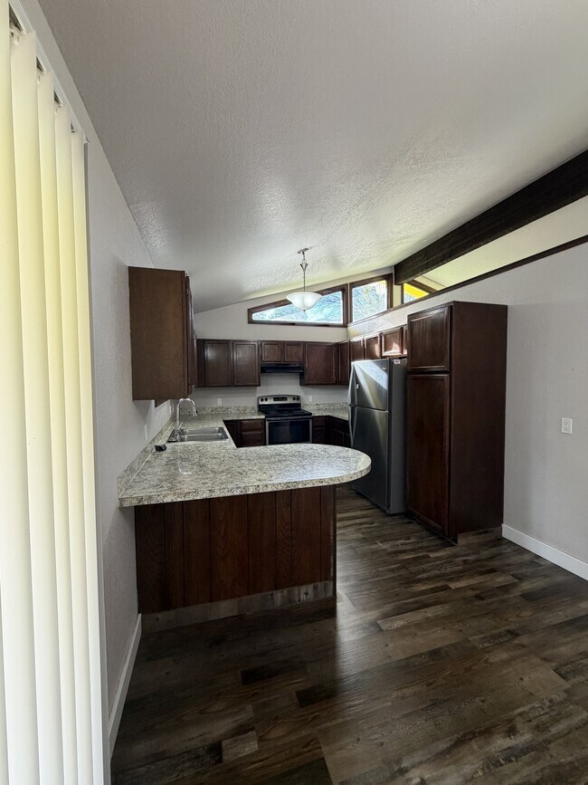 Building Photo - 181 Erickson Ct E
