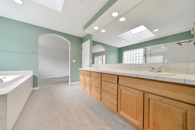Building Photo - Nice 5 Bed / 2.5 bath house for rent in Kenmore.